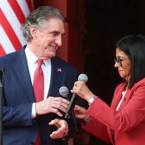 La présidente par intérim du Venezuela Delcy Rodriguez a reçu jeudi le ministre américain de l'intérieur Doug Burgum à Caracas.