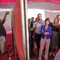 La ministre Simonetta Sommaruga et les entrepreneurs de sa délégation ont visité différents projets énergétiques et environnementaux en Inde.