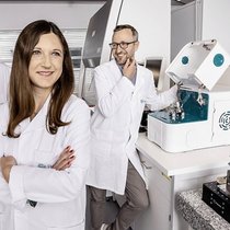 Grzegorz Gonciarz (à g.), Danuta Cichocka et Alex Sturm détectent les résistances aux antibiotiques presque en temps réel.