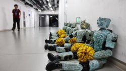 Morgan Stanley estime que le marché des humanoïdes pourrait atteindre 5000 milliards de dollars d’ici à une vingtaine d’années, avec environ 90% des robots utilisés dans des applications industrielles et commerciales. Reste un territoire encore largement à conquérir: le domicile. La dextérité humaine et la richesse du toucher demeurent particulièrement difficiles à reproduire.
