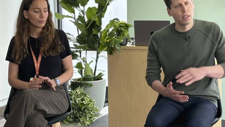 Mira Murati, à gauche, a quitté OpenAI, dirigé par Sam Altman, à droite (archives).