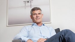 Denis Inkei a vécu plusieurs vies avant de développer sa propre méthode de gestion du stress. Il a formé plus de 3500 personnes à ce jour.