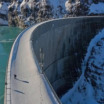 Dans un contexte de forte hausse des prix du mazout et du pétrole, les énergies renouvelables comme l’hydroélectrique (photo: barrage de Mauvoisin, à Bagnes) sont à privilégier.
