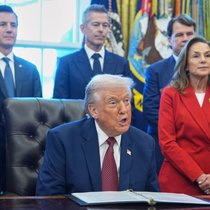 Donald Trump a critiqué les standards "ridiculement contraignants et horribles" imposés par son prédécesseur Joe Biden.