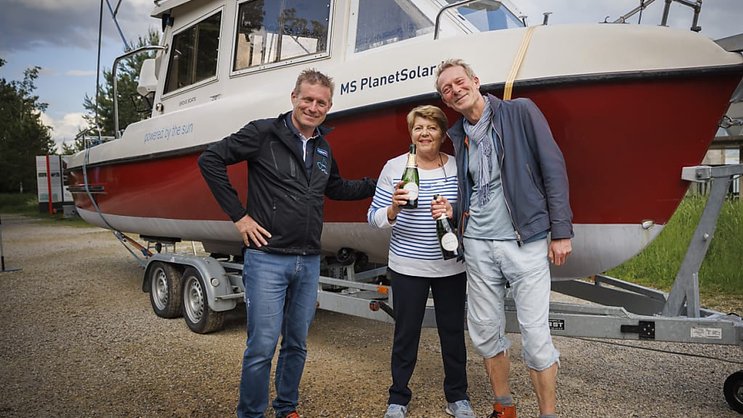L'explorateur suisse Raphael Domjan et Marc-Antoine Kaeser, directeur-conservateur du Latenium, avec au centre, Maryvonne Falco, veuve d'Albert Falco, second du Commandant Cousteau lors de leur expédition sur le lac Titicaca il y a 50 ans, après le baptême du bateau PlanetSolar.