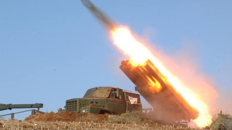 La stratégie japonaise de sécurité fait aussi référence aux tirs de missiles à répétition de la Corée du Nord, déclarant que les actions militaires de Pyongyang représentent "une menace plus grave et plus imminente pour le Japon que précédemment".