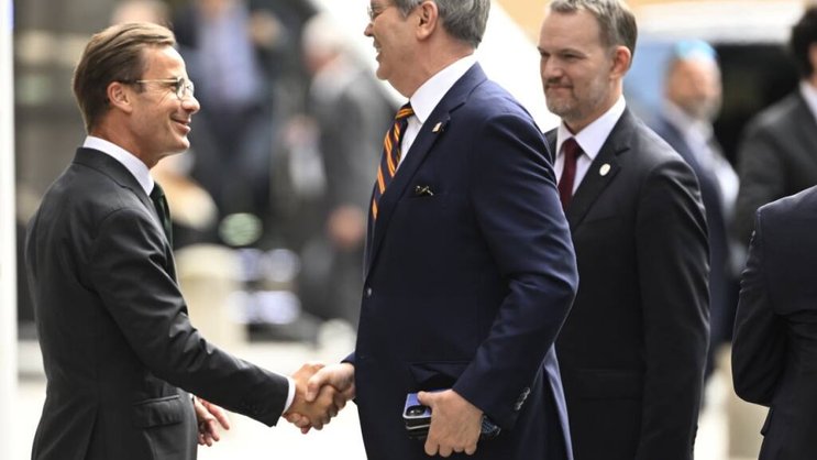 Le Premier ministre suédois Ulf Kristersson (à gauche) salue le secrétaire américain au Trésor Scott Bessent (au centre) à son arrivée à Stockholm. (archive)