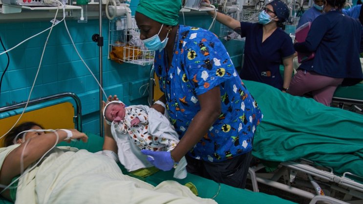 La situation sanitaire à Cuba est profondément préoccupante pour l'OMS. Photo d'une doctoresse remettant un nouveau-né à sa mère, dans une maternité de La Havane.