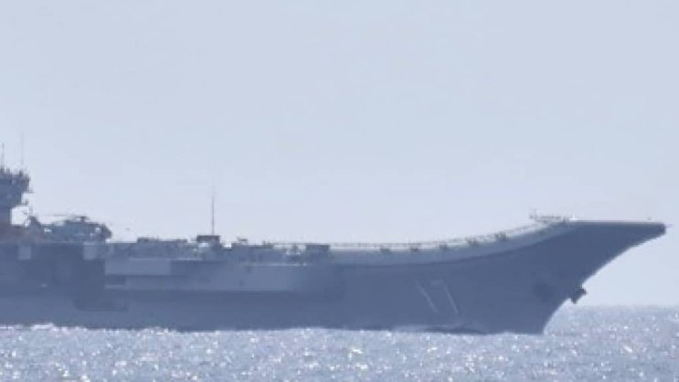 Si des navires militaires chinois patrouillent souvent dans cette zone, la présence du porte-avion Shandong, ci-contre, est inhabituelle.