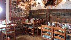 Niché à 1350 mètres sur les hauts de Fully (VS), le restaurant est ouvert de mai à mi-novembre. Il sert une cuisine issue du terroir valaisan, que la clientèle peut découvrir en terrasse ou en salle. Afin de maintenir un service de qualité, les plats de chasse ne sont proposés qu’à l’intérieur, ce qui limite la capacité et crée malheureusement, chaque nouvelle saison, de nombreux déçus.