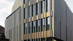 La population fribourgeoise a eu l'occasion unique samedi de visiter les bâtiments rénovés et agrandis de la Bibliothèque cantonale et universitaire.