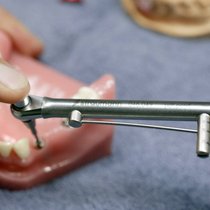 Le géant des implants dentaires prévoit de supprimer jusqu’à 250 postes sur son site de Villeret (BE).