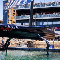 Après avoir séduit sur le papier, le «BoatOne» a paradé lors de son baptême de l’eau à Barcelone. Désormais, l’équipage de l’Alinghi Red Bull Racing s’entraîne avant de prendre le départ de la course en août prochain.