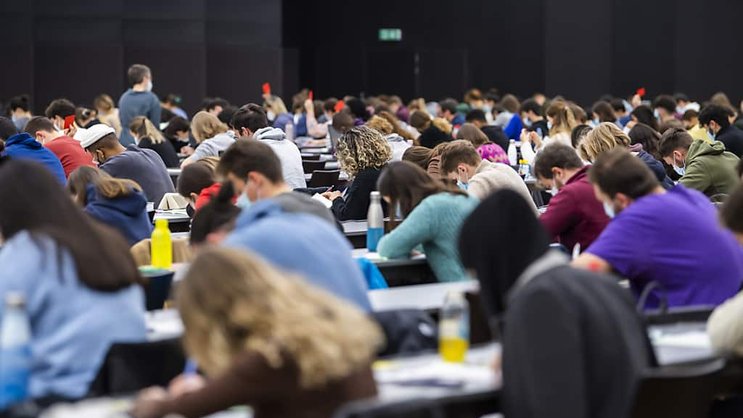 Le Conseil fédéral propose de ne pas soumettre aux contingents les titulaires étrangers d'un bachelor, d'un master ou d'un doctorat obtenu dans un domaine souffrant d'une pénurie avérée de personnel qualifié (image d'illustration).