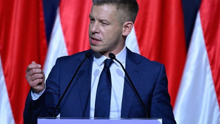 "Il est temps d'appeler la corruption par son nom : du vol", a déclaré Peter Magyar devant des centaines de sympathisants, accusant le camp d'Orban d'avoir détourné des milliers de milliards de forints (des milliards d'euros).