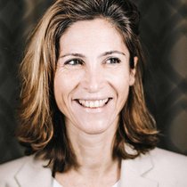 Julia de Funès a démarré sa carrière professionnelle comme chasseuse de têtes, une expérience qui a duré une dizaine d’années. Une grande chance, estime-t-elle, d’avoir pu «allier ce côté pragmatique des RH à la théorie des grands philosophes».