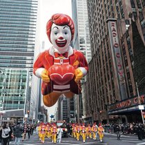 Les frères McDonald commencent à franchiser leurs restaurants aux Etats-Unis en 1953. En Suisse, la première franchise s'ouvre en 1976 à Genève. Aujourd’hui, l’enseigne compte 170 établissements dans le pays.