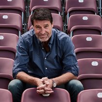 Ex-présentateur du TJ Soir de la RTS et actuel rédacteur en chef des sports, Massimo Lorenzi dirige des équipes depuis plus de vingt ans. Il est actuellement à la tête de 70 collaborateurs.