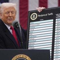 En avril 2025, le président américain Donald Trump a choqué le monde avec sa tablette sur les droits de douane.