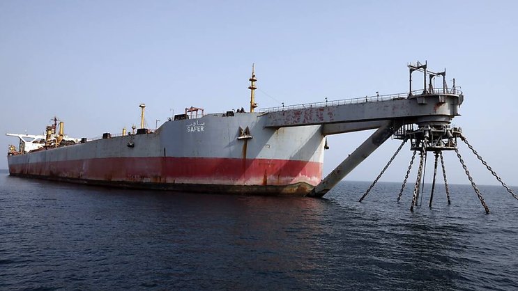 Le FSO Safer en état de décomposition est amarré en mer Rouge au large de la côte de la province occidentale de Hodeidah, au Yémen. Il contient 1,14 million de barils de brut qui doivent être transférés avant que ne soit provoquée la plus grande catastrophe écologique.