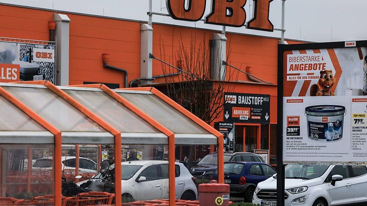 "Du fait de leur très grande surface de vente, ces derniers remplissent les conditions idéales pour se muer en magasins OBI", précise le communiqué.