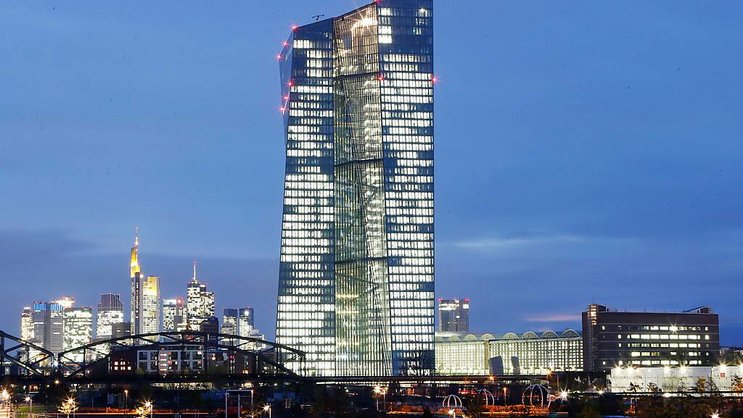 Reprenant les chiffres de prévisions de croissance publiés mardi par la Banque de France, entre 0,4% et 0,5% au troisième trimestre avant un contrecoup en fin d'année, pour un total annuel de 1,1%, le gouverneur a jugé l'économie française "résiliente, sans être brillante". (AP Photo/Michael Probst)