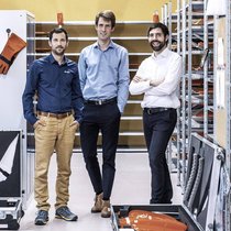 Maximilian Boosfeld (au centre), Basil Weibel et Elias Kleimann. Leurs drones sont utilisés dans 71 pays.