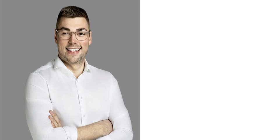 Hagen Lihl travaille sur une plateforme dédiée à l’électricité solaire.