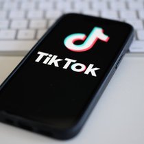 TikTok permet à de nombreux internautes de gagner de l'argent par le biais de fausses vidéos d'information. De son côté, la plateforme assure lutter contre la désinformation (photo prétexte).