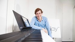 Alexis Steinmann a cofondé la société avec son père, Thomas, en 2012. Tous deux jouent d’un instrument de musique.