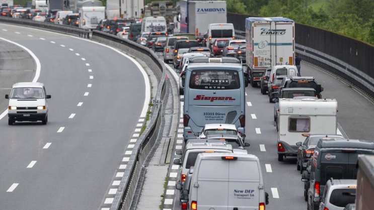 Le début du pont de l'Ascension coïncide en général avec des bouchons sur l'autoroute du Gothard en direction du sud. Dimanche, ce sera dans le sens inverse (Archives).