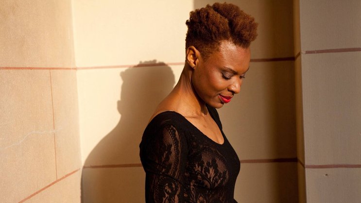 Sylvie Makela dirige Tribus Urbaines, des salons de coiffure spécialisés dans les cheveux texturés (boulés, frisés, crépus, afro) qu’elle a cofondée en 2017 et dont elle est actionnaire majoritaire. «En tant que femme noire, tu as parfaitement intégré que ta coupe afro ne passe pas dans le milieu professionnel. Alors tu défrises tes cheveux. Libérer ma chevelure a été le premier pas vers une libération plus globale», dit-elle.