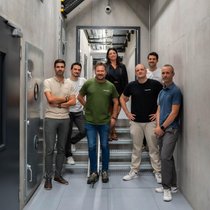 L'équipe de direction d'Infomaniak, à quelques jours de la cotation, au sein d'un de leurs data centers genevois. Boris Siegenthaler (au centre), a pris pour un temps présidence de la Fondation Infomaniak, qui détiendra 63,3% des actions.