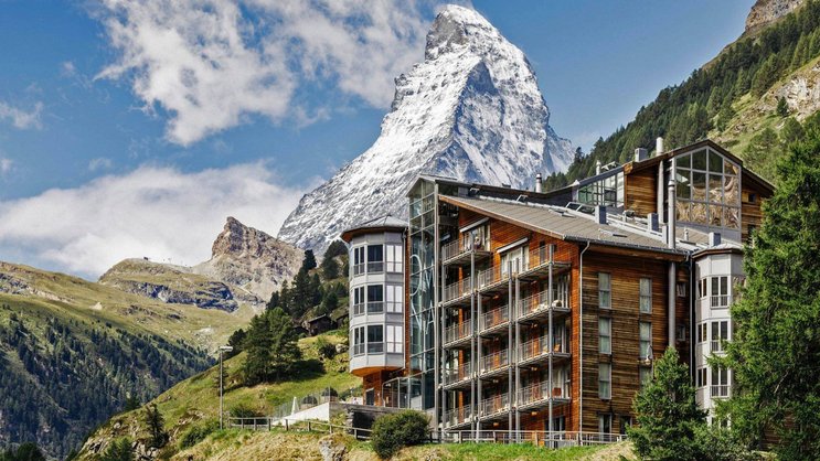 L’Omnia est perché sur un rocher, à 45 mètres au-dessus des toits du village.