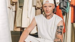 Grâce à ce prix, Yannik Zamboni a pu codévelopper une nouvelle ligne baptisée Rare/Self et présenter Maison blanche à la Fashion Week de New York en septembre 2022.
