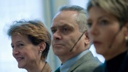 Jacques Baud, ici lors d'un événement en 2011 de la Fédération suisse des fonctionnaires de police avec l'ancienne conseillère fédérale Simonetta Sommaruga (à gauche) et la conseillère d'Etat saint-galloise de l'époque Karin Keller-Sutter (archives).