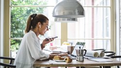 Toujours plus d’employés doivent retourner au bureau. Cela pourrait également contribuer au bien-être individuel.