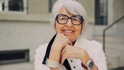 Elle a un lien avec les horlogers et les montres : Elisabeth Baume-Schneider porte une montre de la marque Aerowatch, originaire de Saignelégier (JU). Samuel Schalch / HZ