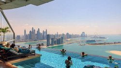 Dubaï est passée d'une petite ville tranquille dans le désert à l'une des plus grandes métropoles du monde.