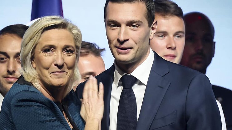 "Il existe un risque non négligeable que Marine Le Pen et Jordan Bardella remportent la majorité parlementaire d'ici la fin de semaine", relève une analyste.