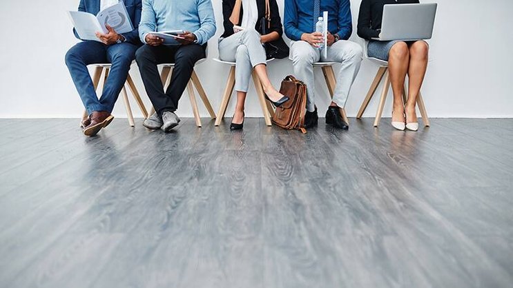Selon certains experts, la moitié de la décision lors d'un entretien d'embauche repose sur… la tête du client.