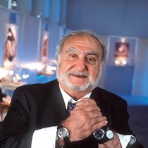 En 1983, Nicolas G. Hayek, alors patron de SMH, lançait les montres Swatch, un énorme succès populaire.