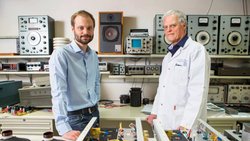 Jean Maurer, 77 ans, se prépare à passer la main à son fils Marc. Tous deux sont ingénieurs de formation. Une transition tout en douceur, qui a débuté il y a plus de dix ans.