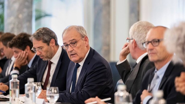 Le conseiller fédéral Guy Parmelin (au centre) a signé le plan d'action lors d'une deuxième table ronde sur les contrôles dans les exploitations agricoles.