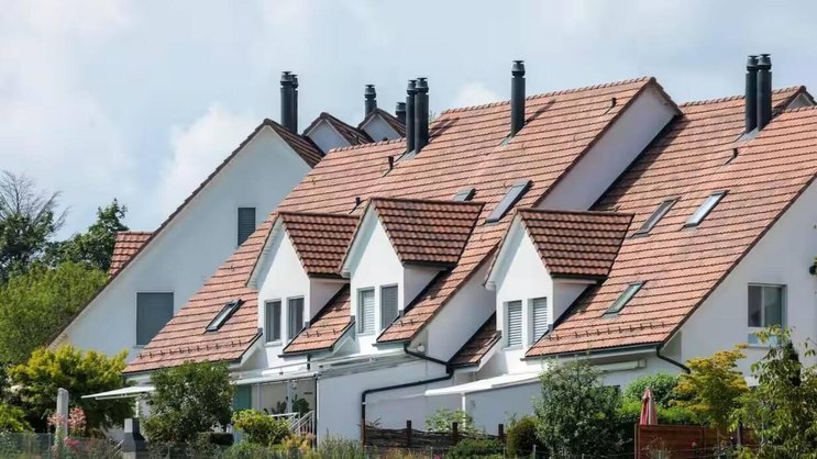 Dans un nombre de plus en plus restreint de régions, les ménages suisses au revenu moyen peuvent encore se permettre d’acheter un logement.