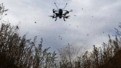 La Suisse doit se doter d'une défense contre les drones militaires rapidement, selon une commission parlementaire. A l'image, un drone de défense ukrainien dans la région de Zaporijia, le 8 octobre dernier (archives).