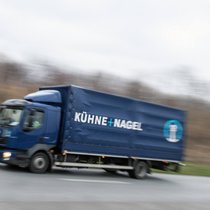 Confronté à des difficultés, le mastodonte schwytzois du fret prévoit de supprimer plus d'un millier de postes de travail dans le monde. (archive)