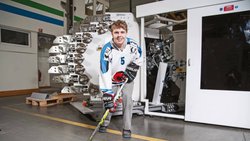 Lars Huber, défenseur du HC Fribourg-Gottéron, est apprenti chez Wifag Polytype.