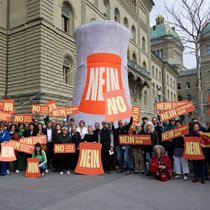 Environ 150 personnes ont manifesté devant le Palais fédéral à Berne mardi pour protester contre un éventuel retour du nucléaire en Suisse.