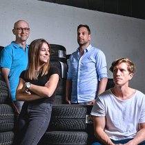 Ils révolutionnent le marché automobile. L’équipe de Carvolution (de g. à dr.): Bernhard Drüner, Léa Miggiano, Olivier Kofler et Luis Wittwer.